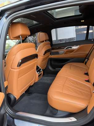 BMW series 740i image 6