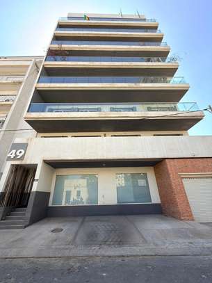 Appartement centre-ville spacieux avec balcon et vue image 1