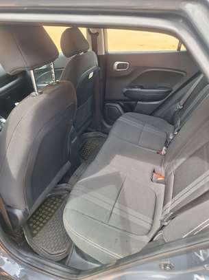 Hyundai Venue 1.6L SUV compact gris métallisé image 5