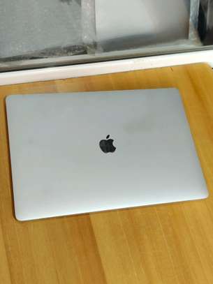 Apple MacBook Pro 15 pouces Argent Écran Large image 2