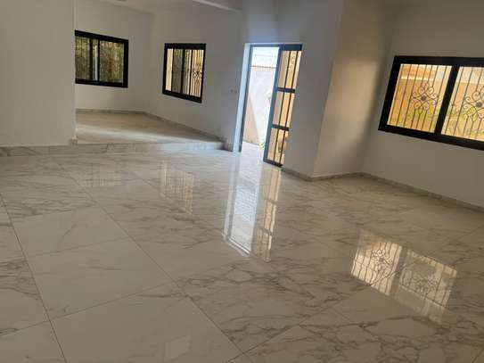Villa F8 R+1 à Ngor-Almadies image 3