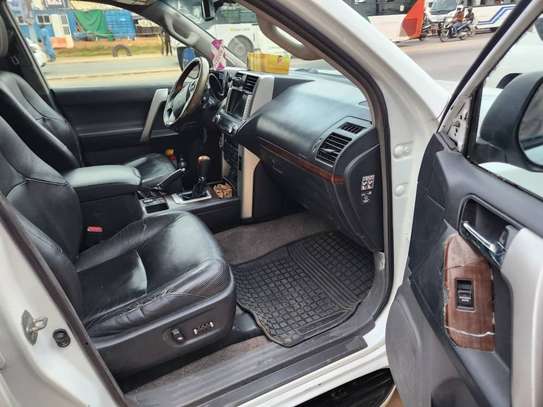 Toyota Land Cruiser SUV blanc robuste image 6