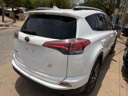 Toyota RAV4 2017 image 8