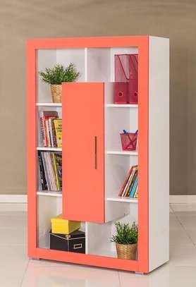Étagère design blanche inclinée avec rangement bas image 4