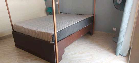 Lit deux places avec matelas image 1