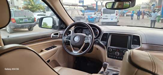 Jeep Grand Cherokee SUV argent spacieux et robuste image 8