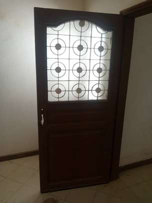 Armoire bois massif 6 portes marron classique image 4