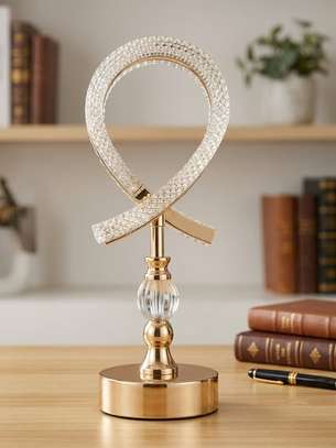 Lampe décorative dorée design moderne image 2