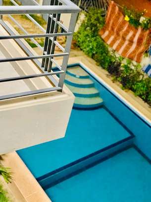 Appartement moderne avec piscine privée et jardin sécurisé image 3