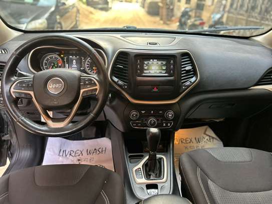Jeep Cherokee image 10