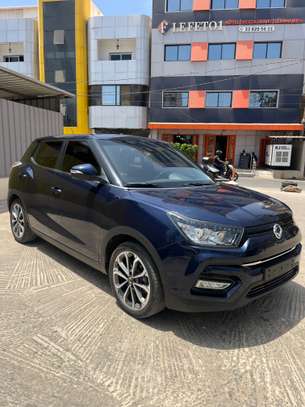 SsangYong Tivoli compacte 5 portes bleu foncé image 2