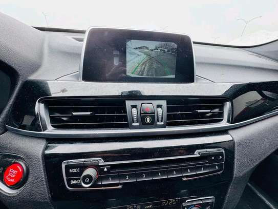 BMW X1 SUV compact blanc capot noir image 2