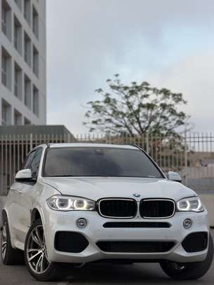 BMW X5 Pack M blanc feux LED avant puissant image 3