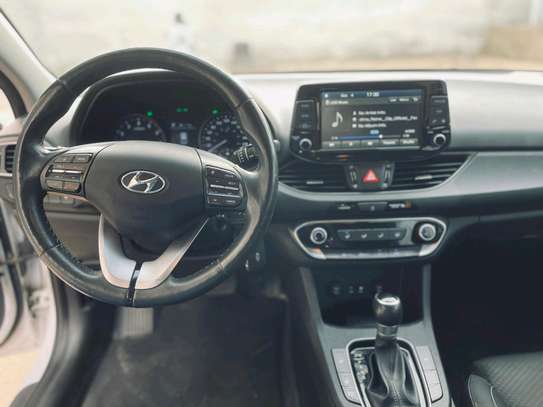 Hyundai Elantra image 2