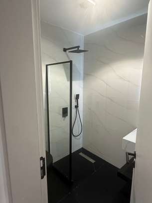 Appartement, une piscine à débordement, salle de sport image 12