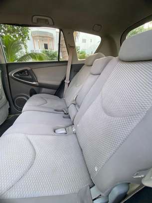 Toyota RAV4 SUV image 6