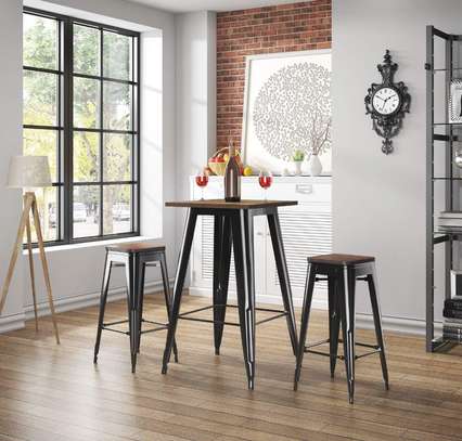 Tabouret en métal avec siège en bois image 1