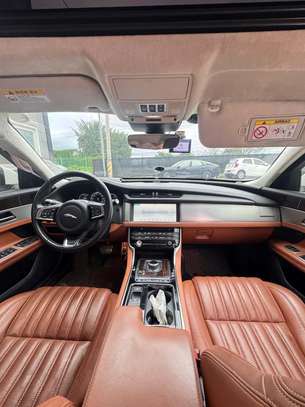 Jaguar XF berline luxe blanc performance image 7