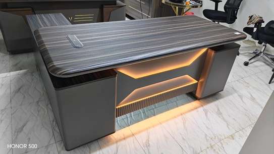 Bureau moderne LED avec rangements intégrés image 2