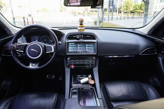 Jaguar F-Pace 2.0d R-Sport (2017) image 8