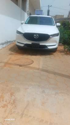 Mazda CX-5 SUV blanc spacieux et fiable image 3