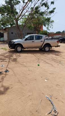 MITSUBISHI L 200 image 2