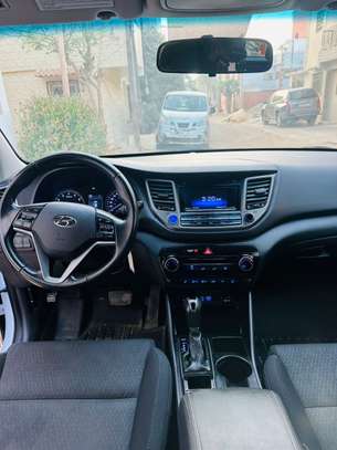 Je vends ma Hyundai Tucson 2016 automatique essence image 4