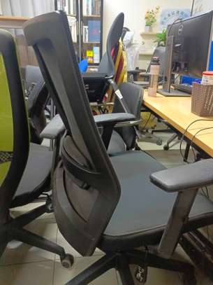 Chaise de bureau ergonomique noire réglable et confortable image 2
