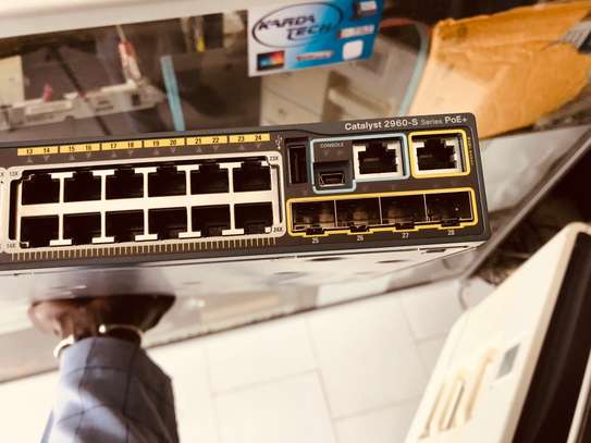 Switch Cisco 2060-S PoE+ Gigabit 24 Ports image 2