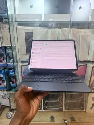 Ipad Pro 13" M4 512Go Wi-Fi + Cellulaire & Magic Keyboard image 2