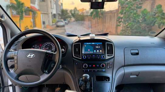 HYUNDAI GRAND STAREX 12 places image 2