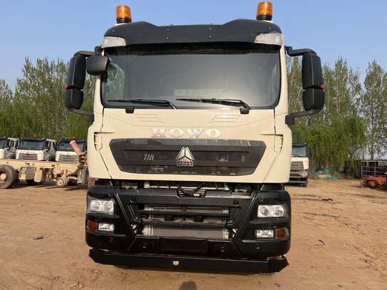 Sinotruck Howo NX 6X4 Tractor truck ´ image 2