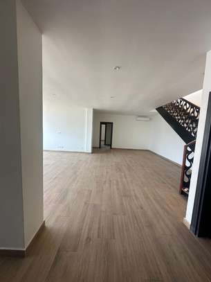 Duplex au 5 étage à louer Almadies sur la route de King fadh image 14