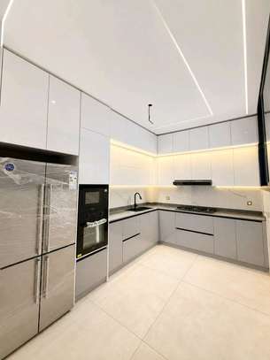 Cuisine moderne équipée design épuré plan noir LED image 4