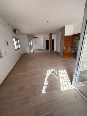 showroom  avec deux portes à louer aux almadies image 2