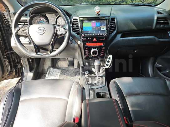 SsangYong Tivoli SUV compact blanc jantes alliage image 2