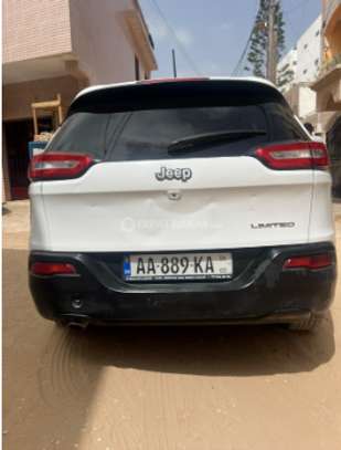 Jeep Cherokee 2015 SUV blanc robuste et confortable image 5