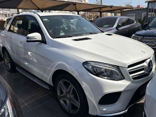 Mercedes GLE 400 2016 SUV blanc spacieux performant image 3