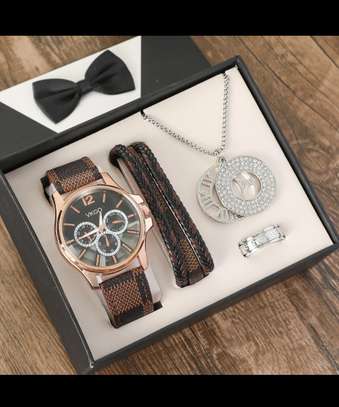 Accessoires :bijoux et montres avec boîtes disponibles image 13