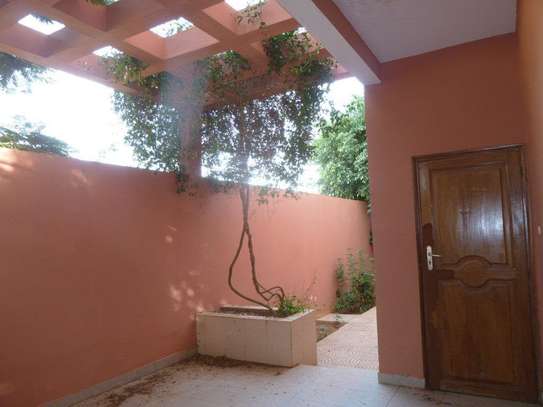 Villa R+1 à louer à thies en bordure de route image 15