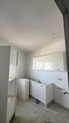 Salle de bain moderne avec douche italienne et WC suspendu image 2