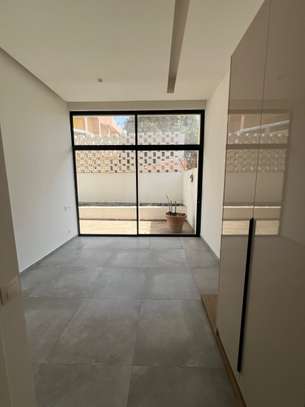F4 d e225 m² à vendre sur la corniche image 2