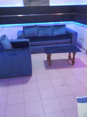 Appartement moderne lumineux avec mobilier design et LED image 2