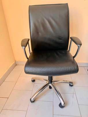 Chaises en plastique et chaises de bureaux image 5