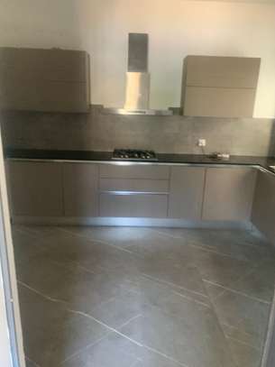 Location appartement F4 neuf Point E image 3