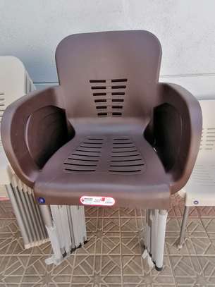 Chaises en plastique image 3