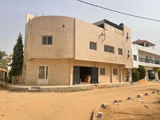 VILLA R+1 à Vendre  253 mètre carré Cité Al bazar Zac mbaw image 7