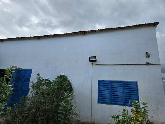 Entrepôts de 415 m2 et 800 m2 à louer à thies image 2