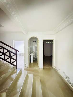 Villa a démolir sur une surface de 688m2 aux Almadies image 3