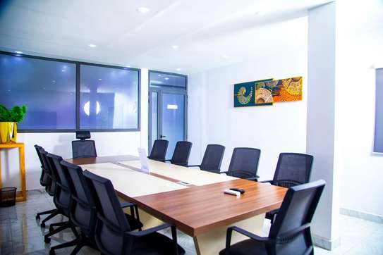 Salle formation moderne équipée avec écran et mobilier image 3